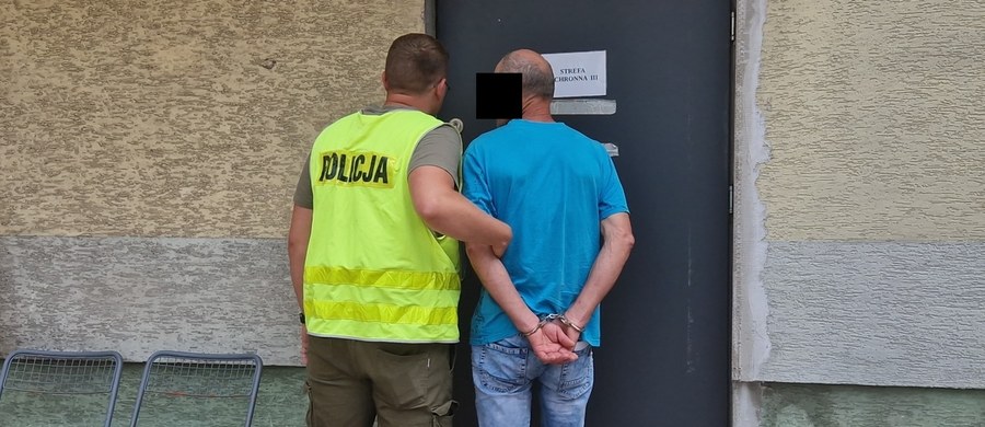 Pijanemu kierowcy z Pabianic zabrakło nie tylko trzeźwości, ale i rozsądku. Po tym, jak wpadł w ręce policji z niemal 2,6 promila alkoholu we krwi i cofniętymi uprawnieniami, próbował wykpić się łapówką w wysokości 500 zł "na dobry obiad". 
