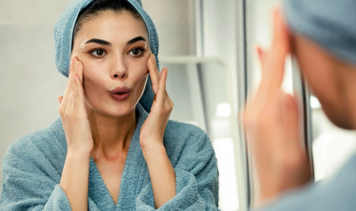 To nowy hit i obietnica piękna dla tych, którzy boją się igieł i skalpela. Joga twarzy, czyli seria dziwnych min i ćwiczeń, ma gwarantować "naturalny lifting", ujędrniać skórę i redukować zmarszczki. Influencerzy i samozwańczy guru prześcigają się w pokazywaniu spektakularnych efektów. Ale w jakim stopniu te obietnice są naciąganiem prawdy, a na ile poparte twardą nauką? Sprawdzili to instruktorzy jogi, dermatolodzy i naukowcy, którzy opowiadają o tym w rozmowie z CNN.