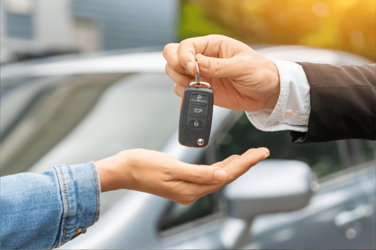 Rynek motoryzacyjny zmienia się szybciej niż kiedykolwiek wcześniej i wynika to przede wszystkim z rosnących cen samochodów. W końcu kiedy za niewielkiego hatchbacka przyszło płacić niespełna 200 000,00 zł? Na tych niemiłych, ale i niemożliwych do powstrzymania zmianach cierpią wszyscy – i przedsiębiorcy, i klienci indywidualni, przez co poszukujemy jak najbardziej opłacalnych form finansowania zakupu nowego środka lokomocji. Alternatywami dla tradycyjnego zakupu są dwa produkty finansowe: wynajem długoterminowy auta oraz leasing operacyjny samochodu. Dwa programy o podobnej charakterystyce, lecz zgoła odmiennych cechach użytkowych. Zastanawiasz się, które rozwiązanie będzie lepsze dla Ciebie? Które warto uznać za bardziej opłacalne, a które za mniej? Sprawdź nasze porównanie i podejmij decyzję świadomie.