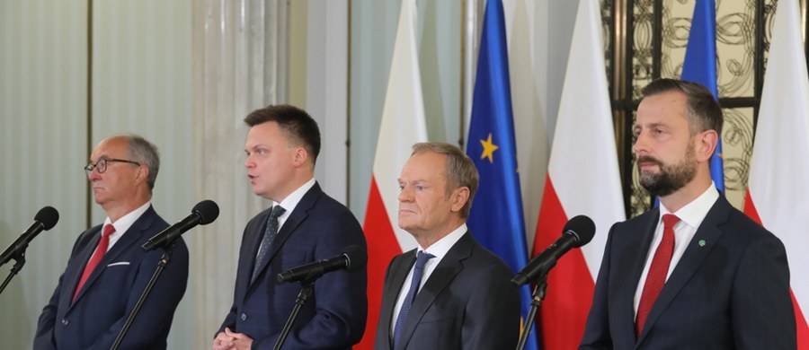 Marszałek Sejmu Szymon Hołownia na wtorkowej konferencji prasowej przekazał nowe informację, w sprawie zapowiadanej przez premiera rekonstrukcji rządu. "Donald Tusk na poniedziałkowym spotkaniu liderów koalicji zapowiedział, że w przyszłym tygodniu przedstawi nam swój zarys pomysłu na zmiany w strukturze rządu" - powiedział lider Polski 2050. 