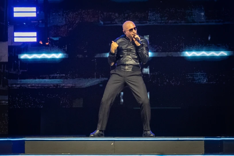Pitbull pilnie strzeże prywatności swoich dzieci. "Nie są jeszcze gotowe"