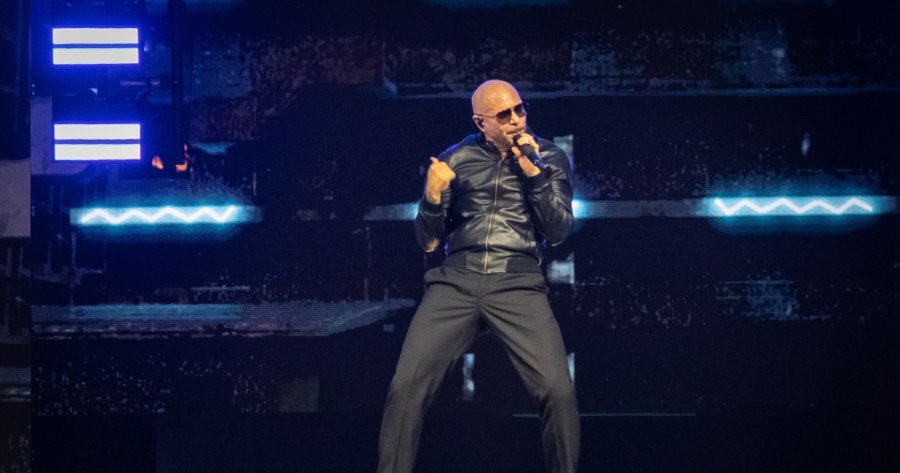 Pitbull pilnie strzeże prywatności swoich dzieci. "Nie są jeszcze gotowe"