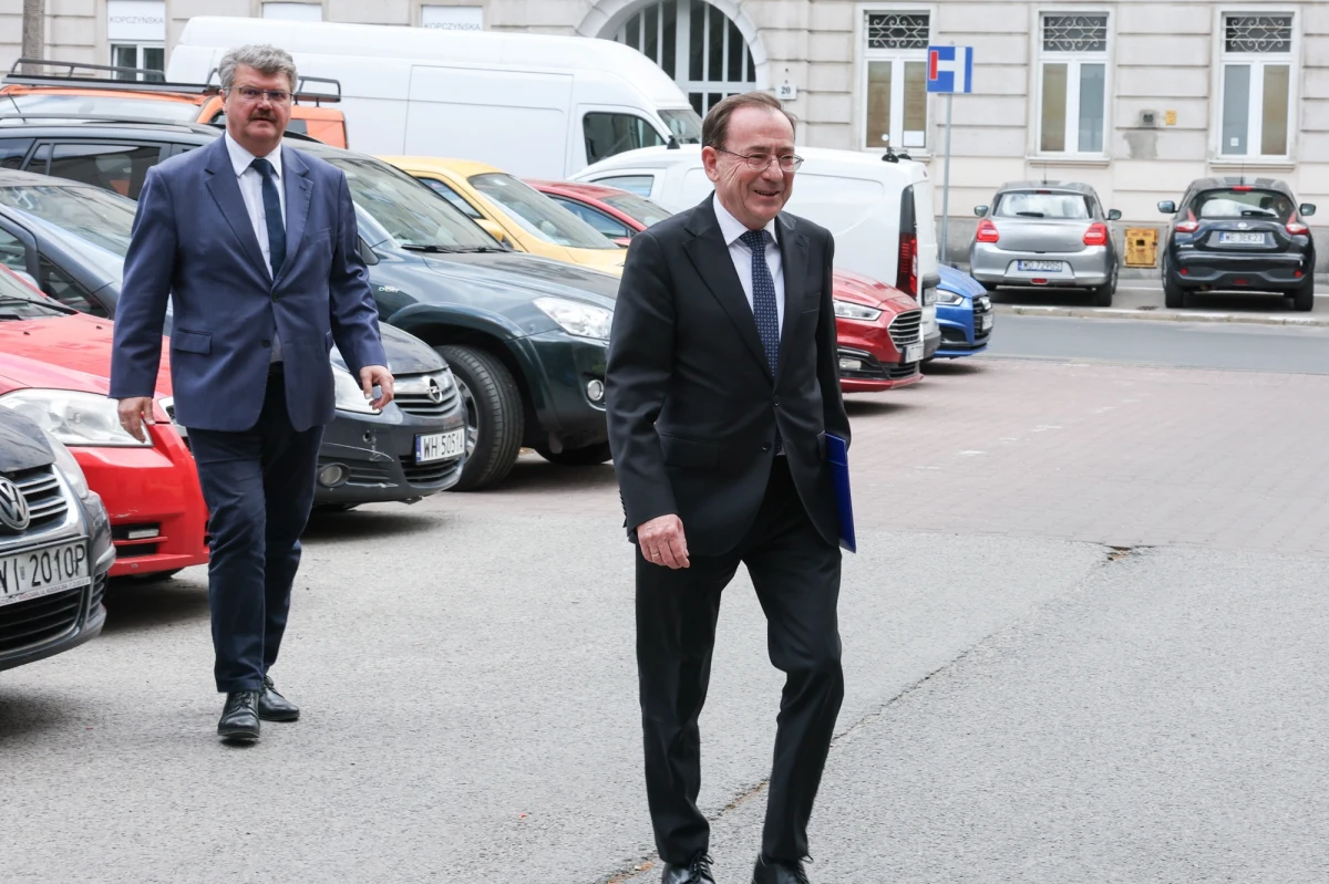 Europosłowie PiS Mariusz Kamiński i Maciej Wąsik usłyszeli zmienione zarzuty dotyczące naruszenia sądowego orzeczenia. Chodzi o to, że uczestniczyli jako posłowie w pracach Sejmu, mimo prawomocnego zakazu pełnienia przez nich funkcji publicznych. Podejrzani odmówili składania wyjaśnień i nie podpisali dokumentów po przesłuchaniu.