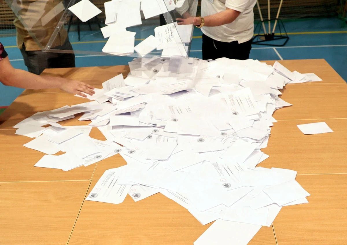 ​Prokuratura Okręgowa w Jeleniej Górze wszczęła śledztwo w sprawie nieprawidłowości, do jakich doszło w trakcie II tury wyborów prezydenckich w Obwodowej Komisji Wyborczej nr 6 w Kamiennej Górze (Dolnośląskie). To efekt zapoznania się śledczych z protokołami z 10 komisji wyborczych w kraju.