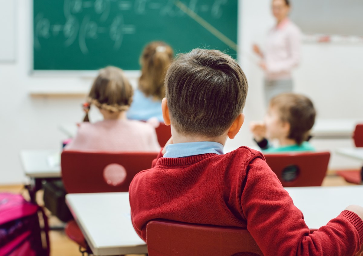 Związek Nauczycielstwa Polskiego domaga się podwyżek wynagrodzeń nauczycieli o 10 proc. od 1 września 2025 r. i uchwalenia obywatelskiego projektu nowelizacji Karty nauczyciela. We wtorek ZNP ogłosił pogotowie protestacyjne. W przypadku niespełnienia żądań zapowiada manifestację 1 września w Warszawie.
