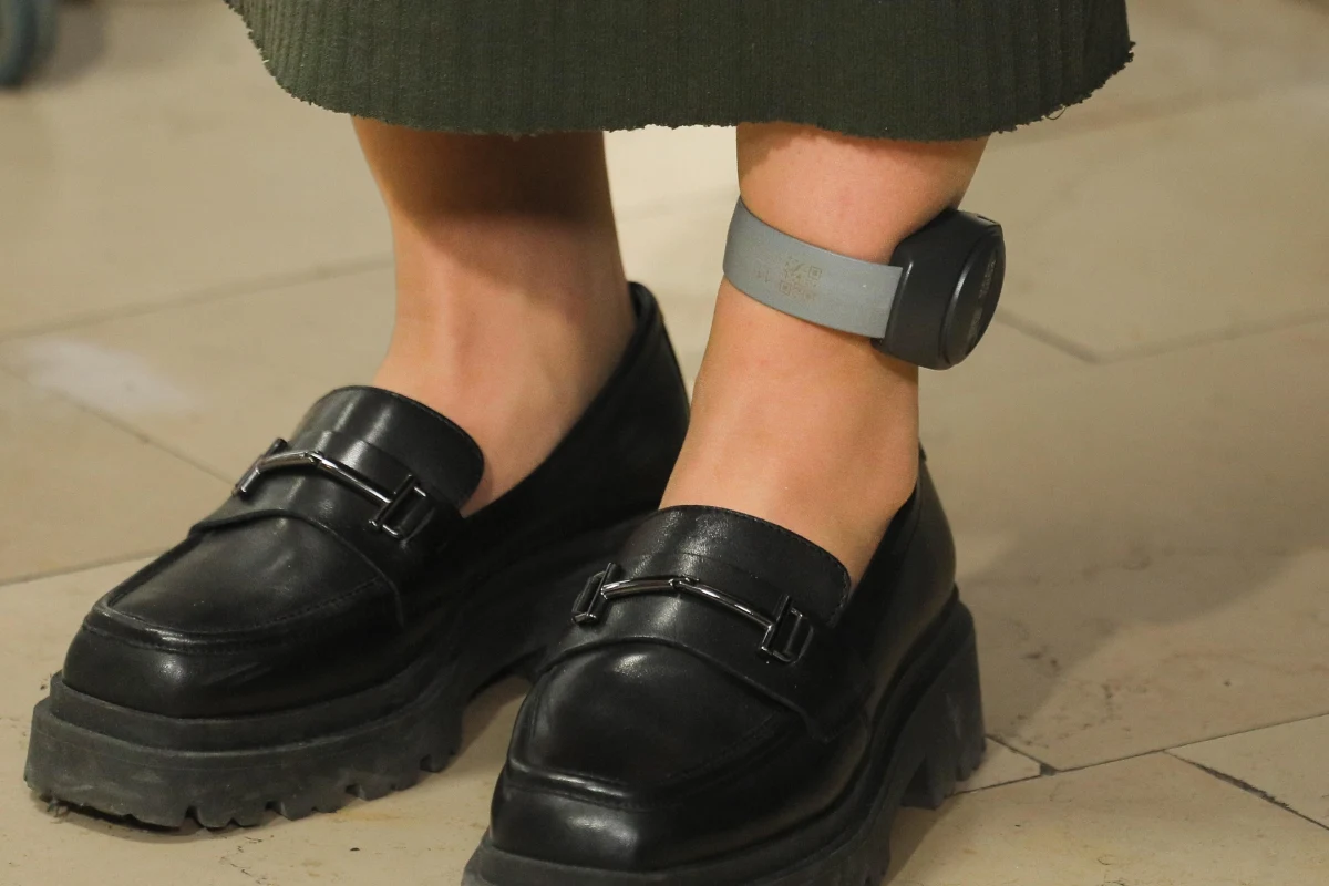 "Będzie wniosek o to, żeby mama Oskara odbywała karę pozbawienia wolności w dozorze elektronicznym" - poinformowała Rzeczniczka Praw Dziecka Monika Horna-Cieślak. Zdjęcia matki, która uczestniczyła w pogrzebie swego dziecka w kajdankach, wstrząsnęły opinią publiczną. 4-miesięczny Oskar zmarł w pieczy zastępczej kilka dni po tym, jak jego matka trafiła do zakładu karnego.