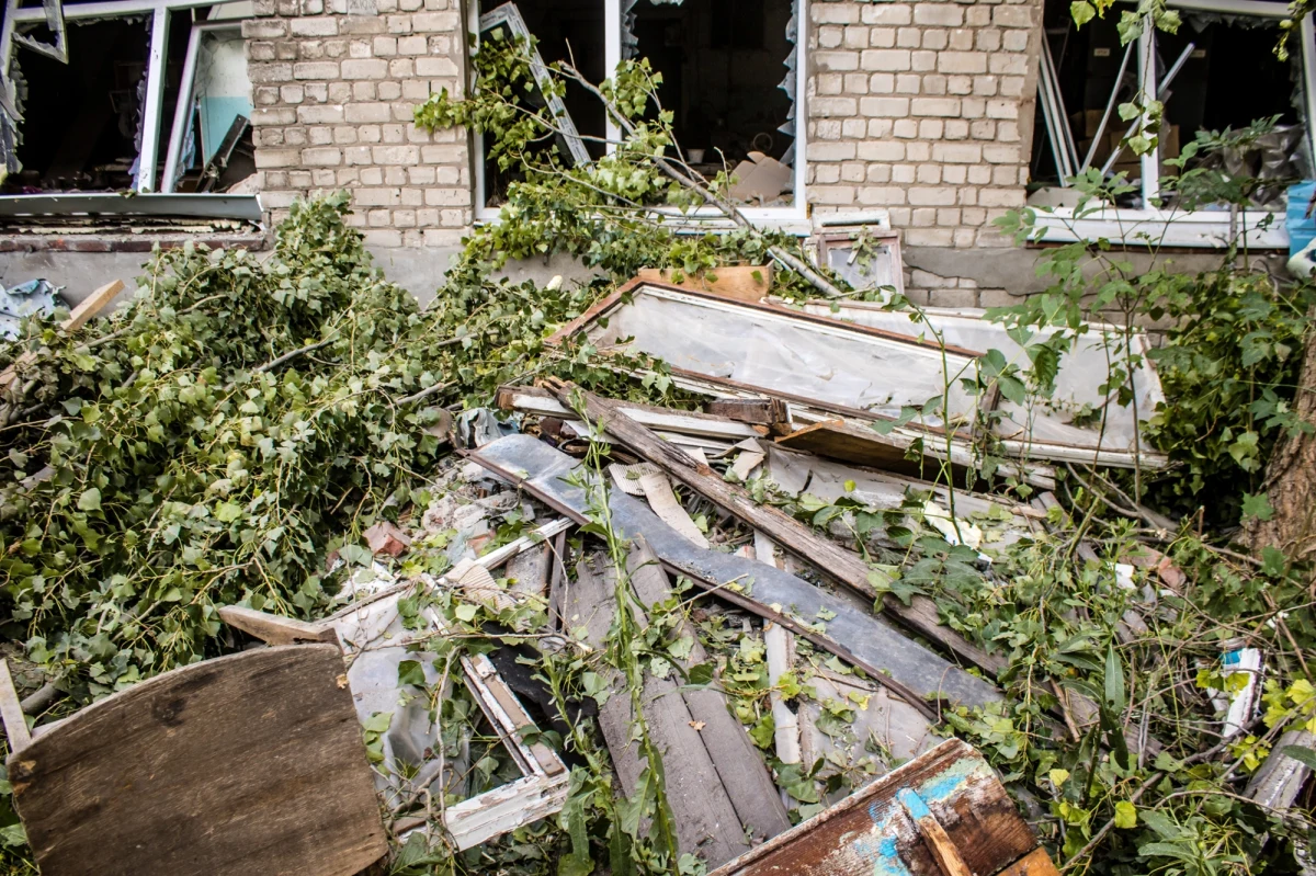Rosyjski samolot zgubił bombę nad okupowanym przez Kreml terytorium Ukrainy – ładunek spadł na wieś Nowa Ołeniwka, uszkadzając cztery prywatne domy. To kolejny taki incydent w ostatnich miesiącach: według niezależnego portalu Astra, od początku roku Rosjanie przypadkowo zrzucili już co najmniej 94 bomby i pociski na tereny okupowane oraz własne terytorium.