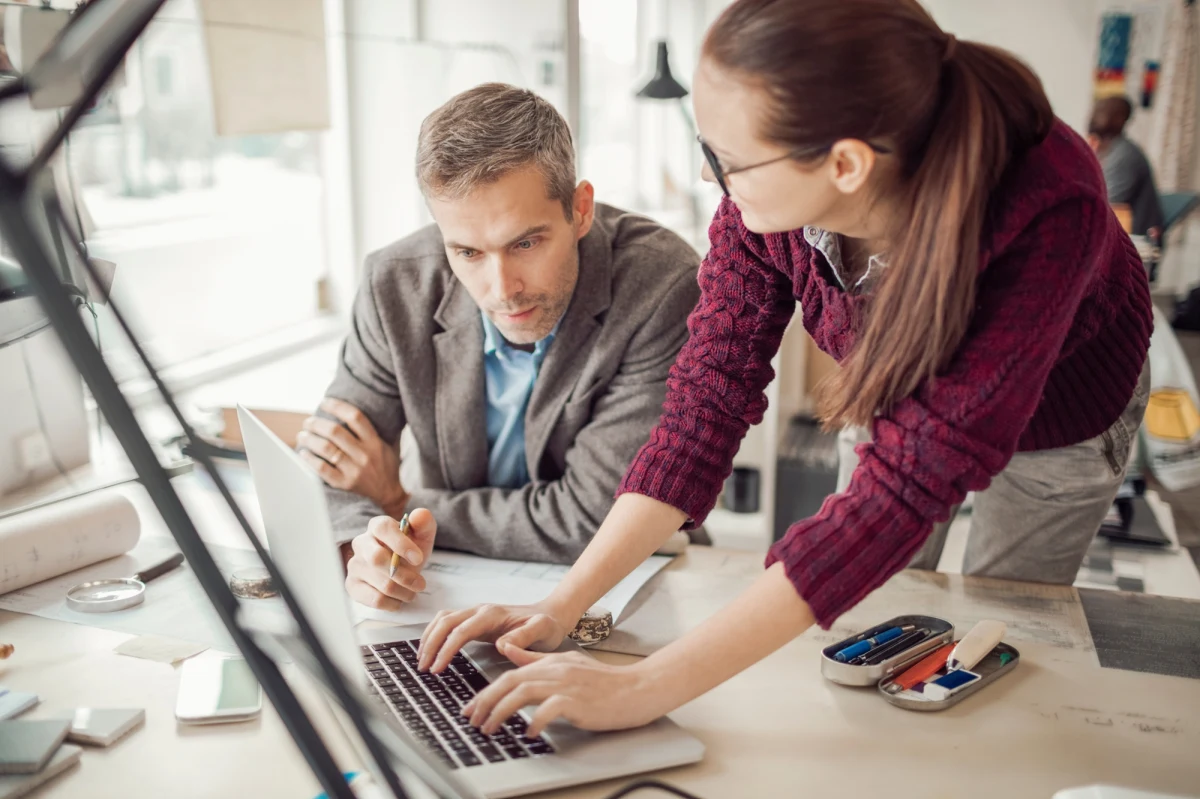 Rząd przyjął projekt nowelizacji Kodeksu pracy. Zakłada on, że okresy przepracowane na umowach cywilnoprawnych czy jednoosobowej działalności gospodarczej, będą wliczane do stażu pracy – poinformował we wtorek rzecznik rządu Adam Szłapka. Zmiany mają wejść w życie od 2026 r.