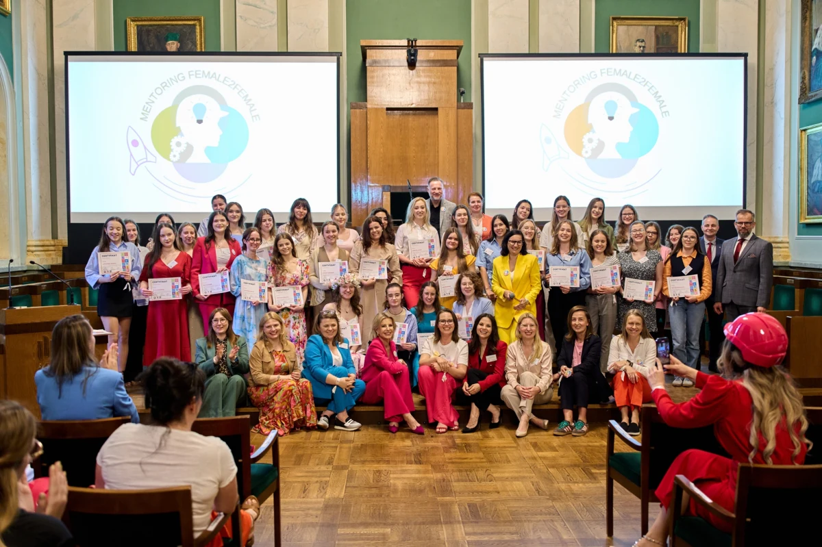 Odwaga, wsparcie i kobieca siła - te wartości wybrzmiały podczas konferencji "Kobiety Rakiety 2025" na krakowskiej AGH. Wydarzenie, będące zwieńczeniem 9-miesięcznego programu mentoringowego MentoringF2F Foundation, zgromadziło kobiety z całej Polski, które udowadniają, że w świecie nauki i technologii nie ma rzeczy niemożliwych. Po raz pierwszy wręczono nagrodę "Kobieta Rakieta", a rekordowa liczba uczestniczek pokazuje, że siostrzeństwo i odwaga mają dziś ogromną moc.