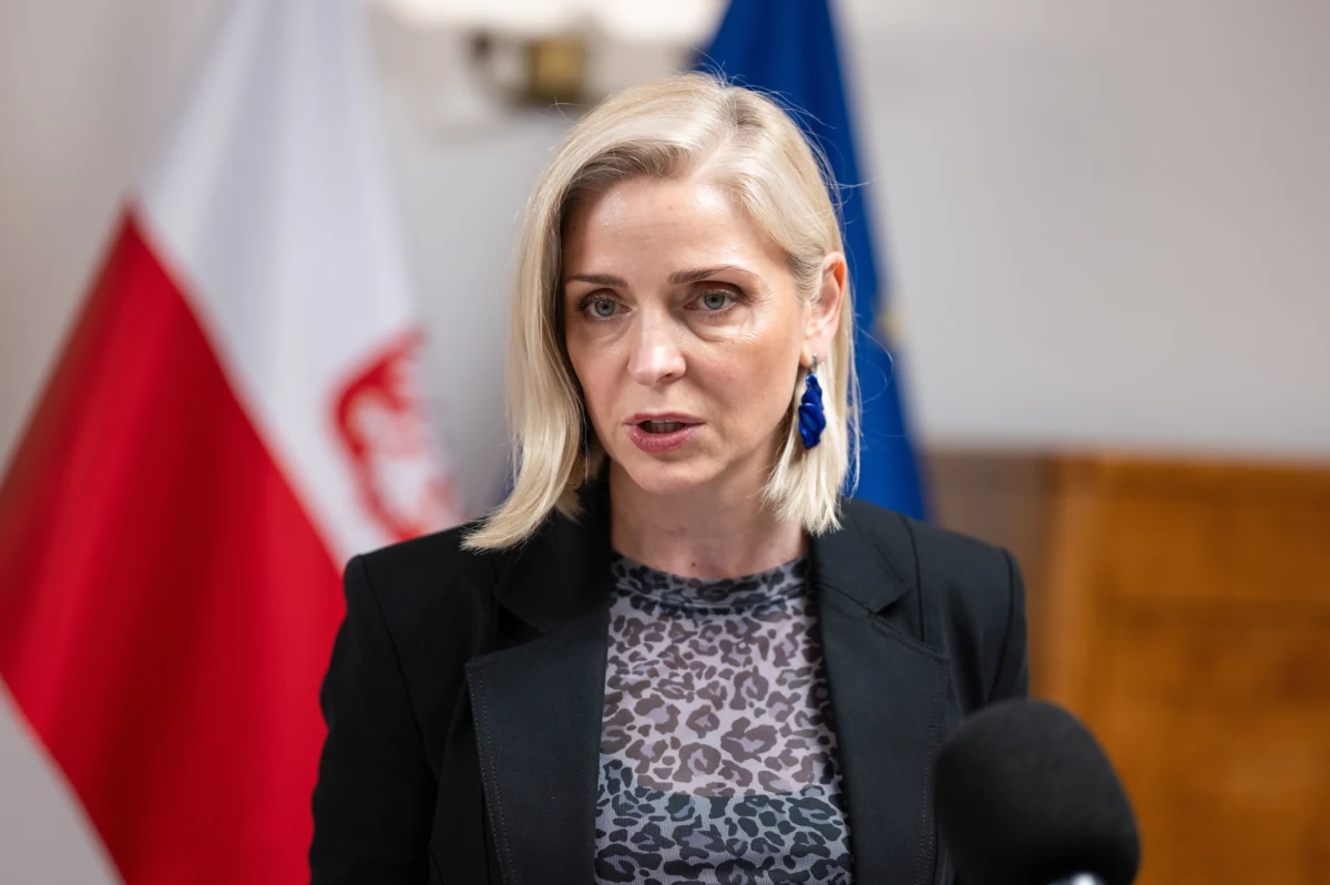 Premier Donald Tusk odwołał Joannę Muchę ze stanowiska wiceszefowej resortu edukacji. O tym, że podała się ona do dymisji, dziennikarze RMF FM informowali jako pierwsi w poniedziałek.