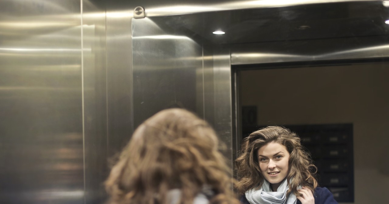 Dlaczego w windach są lustra? Nie chodzi o makijaż - powody są zdumiewające