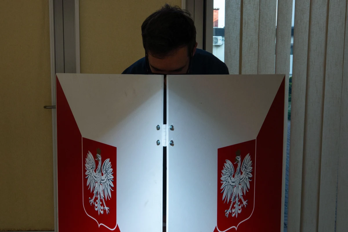 Prokuratury w Katowicach, Bielsku-Białej, Krakowie, Jeleniej Górze wszczęły dziś śledztwa w sprawie nieprawidłowości w obwodowych komisjach wyborczych, do których miało dojść w związku z drugą turą wyborów prezydenckich. Śledztwa aktualnie toczą się w sprawie, a nie przeciwko komuś.