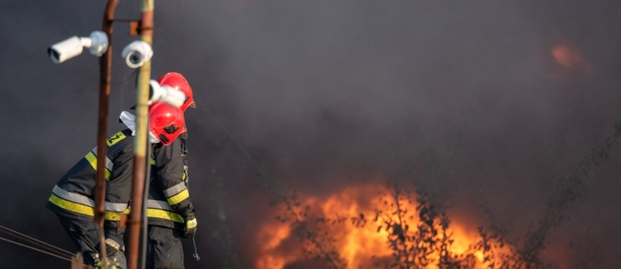 Ogień ogarnął dach bloku przy ulicy Słowackiego w Mławie (woj. mazowieckie), zmuszając blisko 90 mieszkańców do natychmiastowej ewakuacji. Jedna osoba trafiła do szpitala. Strażacy walczą z żywiołem, by powstrzymać rozprzestrzenianie się płomieni na sąsiedni budynek.