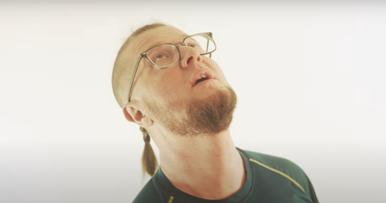 "Gdy człowiek odbija się od dna". Emocjonalny powrót po latach