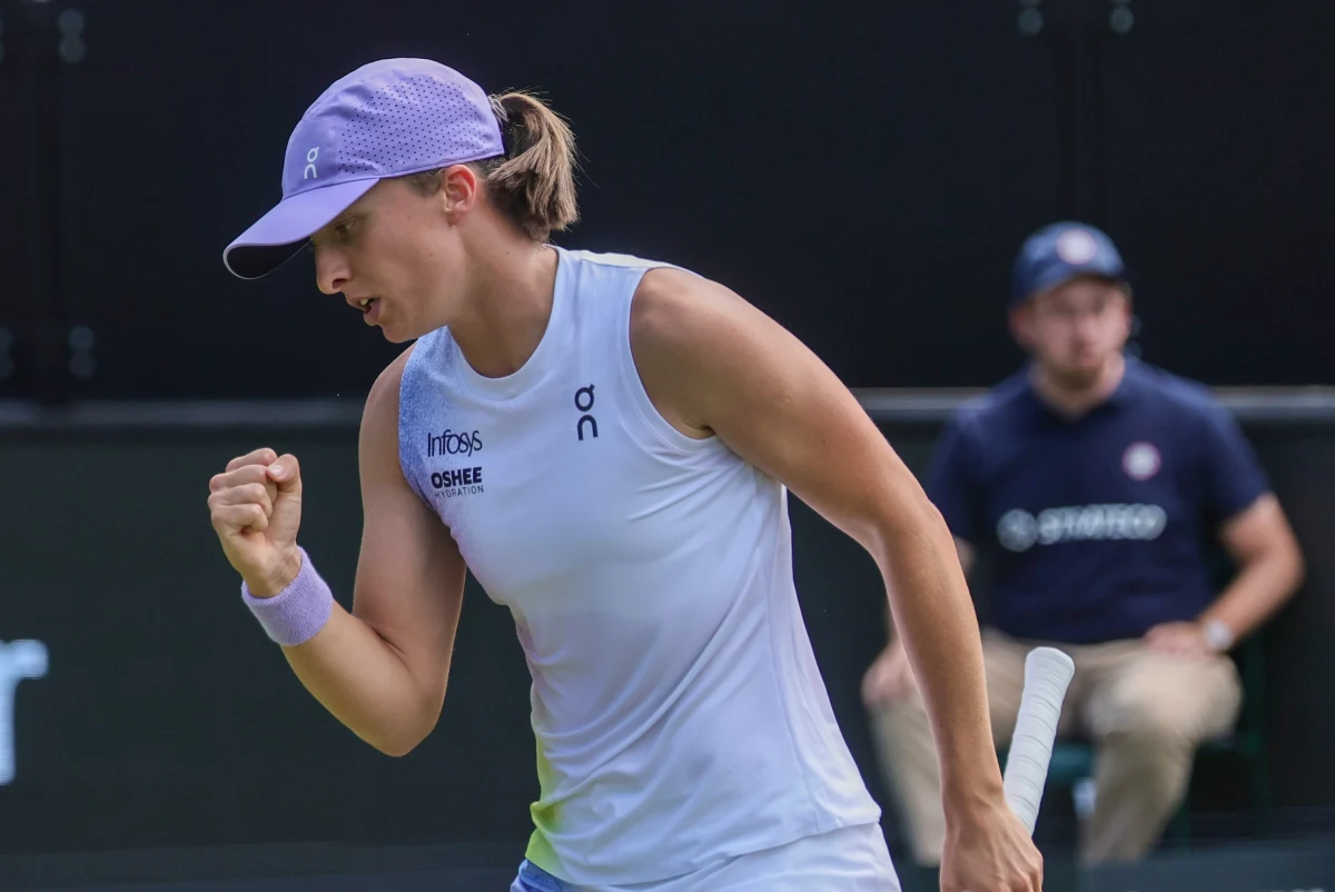 ​Białorusinka Wiktoria Azarenka była rywalką rozstawionej z "czwórką" Igi Świątek w drugiej rundzie tenisowego turnieju WTA 500 na kortach trawiastych w niemieckim Bad Homburg. Polka wygrała z byłą liderką WTA 6:4, 6:4. Nie był to jednak łatwy mecz, w pierwszym secie nasza tenisistka przegrywała już 1:4. 