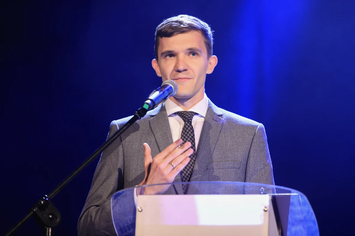 ​Nowym członkiem komisji śledczej ds. Pegasusa zostanie poseł PO Mateusz Bochenek. Zasiadający w Sejmie drugą kadencję 32-letni parlamentarzysta z Sosnowca ma zastąpić wiceprzewodniczącego komisji, byłego senatora Marcina Bosackiego - informuje Tomasz Skory, dziennikarz RMF FM. Bosacki przed tygodniem został wiceministrem spraw zagranicznych. Sejm ma dokonać wyboru uzupełniającego w środę.