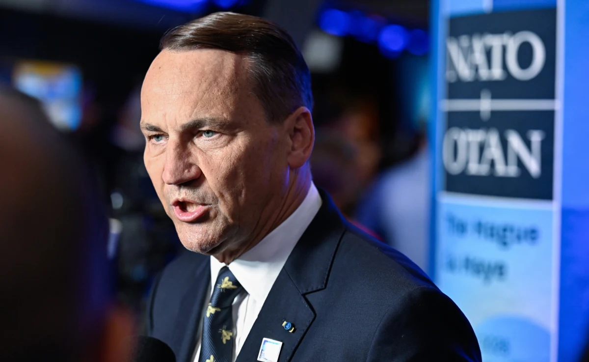 Radosław Sikorski w rozmowie z dziennikarzami podczas szczytu NATO w Hadze powiedział, że Ukraina, dzielnie walcząc z Rosją, dała Europie bezcenny czas. "Rosja nie będzie zdolna do zaatakowania nas przed końcem dekady. Niestety, trochę czasu przez niektóre kraje zostało zmarnowane. Tych najbliższych lat zmarnować nam nie wolno" – podkreślił szef polskiego MSZ.