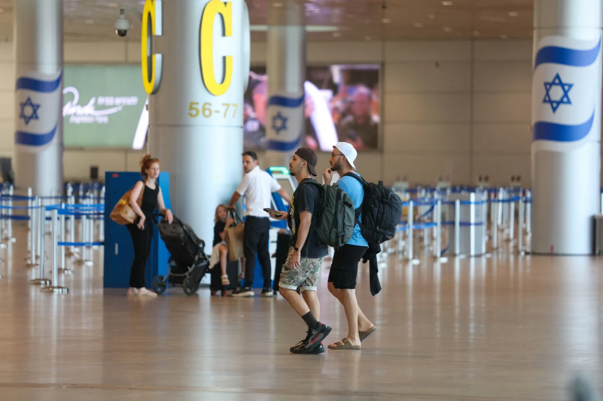 "Lotnisko Ben Guriona będzie działać 24 godziny na dobę. Lotnisko w Hajfie będzie pracować od godz. 8 do 22" - przekazała izraelska minister transportu Miri Regev. Z otwarciem swojej przestrzeni powietrznej wstrzymuje się na razie Teheran.