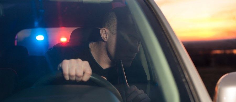 Piątkowy wieczór na warszawskich ulicach zamienił się w scenę rodem z filmu akcji. Policjanci z Bielan i Bemowa po dynamicznym pościgu zatrzymali 40-letniego mężczyznę, który spowodował kolizję, uciekł z miejsca zdarzenia i stwarzał poważne zagrożenie na drodze. Okazało się, że był poszukiwany listem gończym, miał sądowy zakaz prowadzenia pojazdów i ponad 2 promile alkoholu w organizmie.