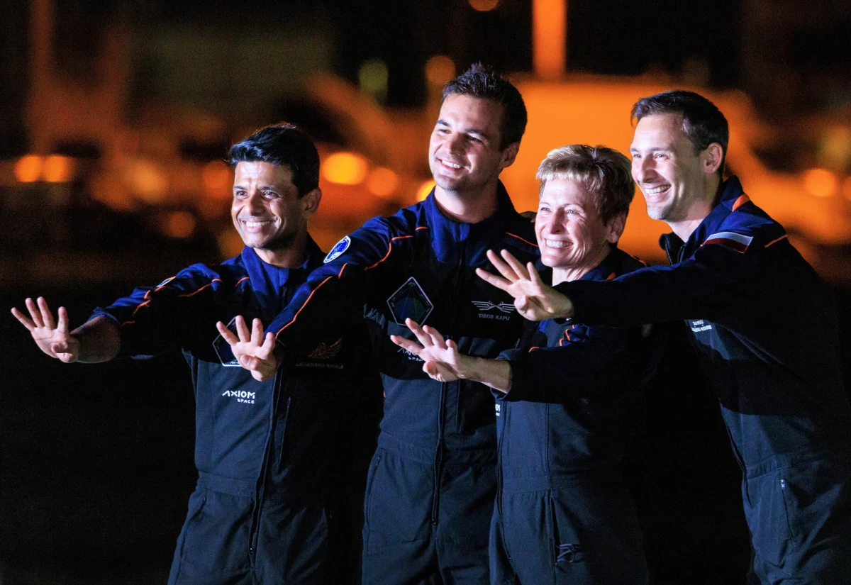 3, 2, 1 i... polecieli! Równo o godz. 8:31 czasu polskiego z Centrum Kosmicznego Johna F. Kennedy'ego na Florydzie wystartowała rakieta Falcon 9 z kapsułą Dragon, w której jest czworo astronautów, w tym Polak - Sławosz Uznański-Wiśniewski. To bez wątpienia wyjątkowy moment dla polskiej nauki i polskiego udziału w eksploracji Kosmosu. Poniżej znajdziecie transmisję ze startu misji Ax-4.