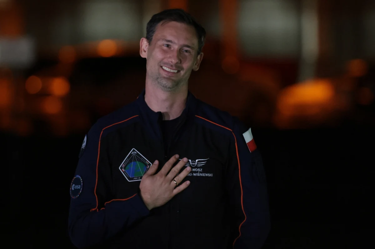 Ten dzień przechodzi do historii. Drugi Polak - dr Sławosz Uznański-Wiśniewski - poleciał w Kosmos. Misja kosmiczna Ax-4 zaczęła się o godz. o 8:31. Sławosz Uznański-Wiśniewski zabrał ze sobą na orbitę m.in. polskie flagi, bryłkę soli z Wieliczki i kawałek polskiego bursztynu oraz liofilizowane pierogi.