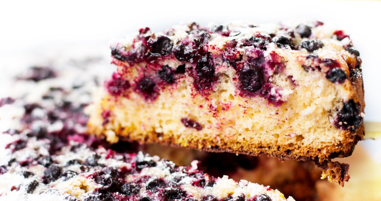 To ciasto z jagodami zrobisz w 10 minut. Nie potrzebujesz choćby miksera