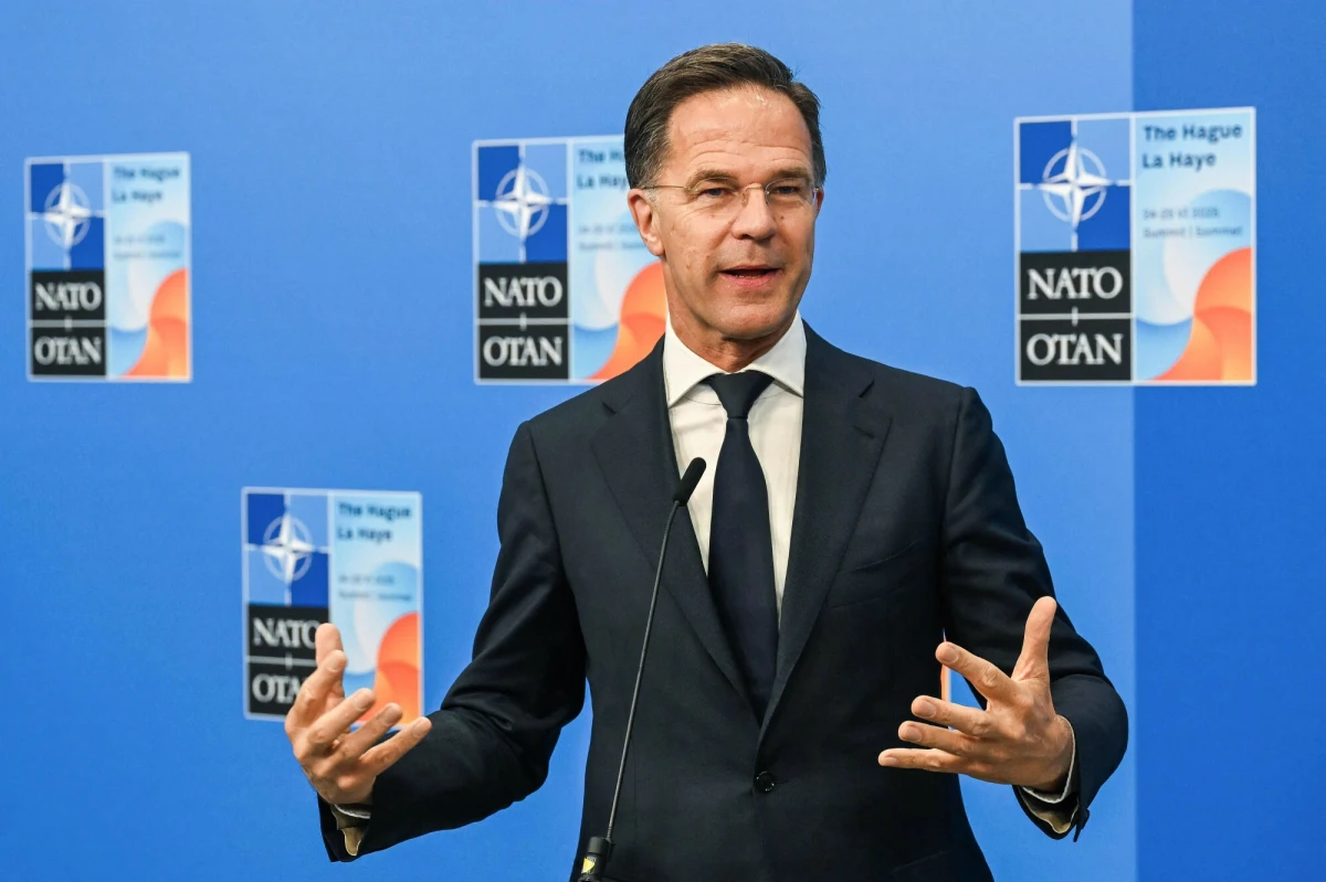 "Jest absolutnie jasne, że Stany Zjednoczone są całkowicie oddane NATO i artykułowi 5 Traktatu Północnoatlantyckiego" - powiedział w środę rano przed rozpoczęciem drugiego dnia szczytu NATO w Hadze sekretarz generalny Sojuszu Mark Rutte. Odniósł się w ten sposób do niejasnej odpowiedzi Donalda Trumpa na pytanie, czy podtrzymuje zobowiązanie z art. 5 Traktatu Północnoatlantyckiego do obrony sojuszników w razie agresji.