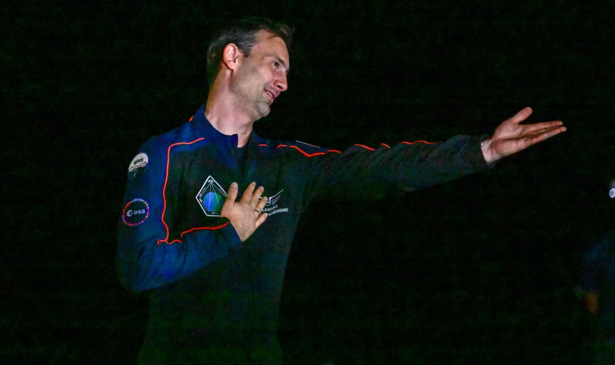 "Drogie Polki i Polacy, robimy dziś ogromny krok w stronę przyszłości technologicznej Polski" - powiedział podczas lotu na Międzynarodową Stację Kosmiczną polski astronauta Sławosz Uznański-Wiśniewski. Jego słowa padły kilkanaście minut po starcie rakiety Falcon 9 z Centrum Kosmicznego Johna F. Kennedy'ego na Florydzie.