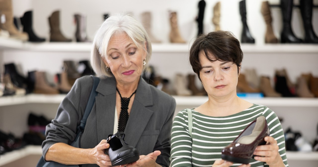 To najmodniejsze buty dla pań 50+. Noszą je choćby królowe