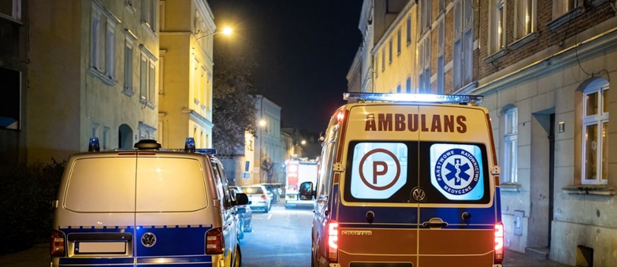 Tragiczny wypadek w miejscowości Szczytna na Dolnym Śląsku. 50-letnia kobieta spadła z balkonu wprost do rzeki. Zginęła na miejscu - informuje portal doba.pl.