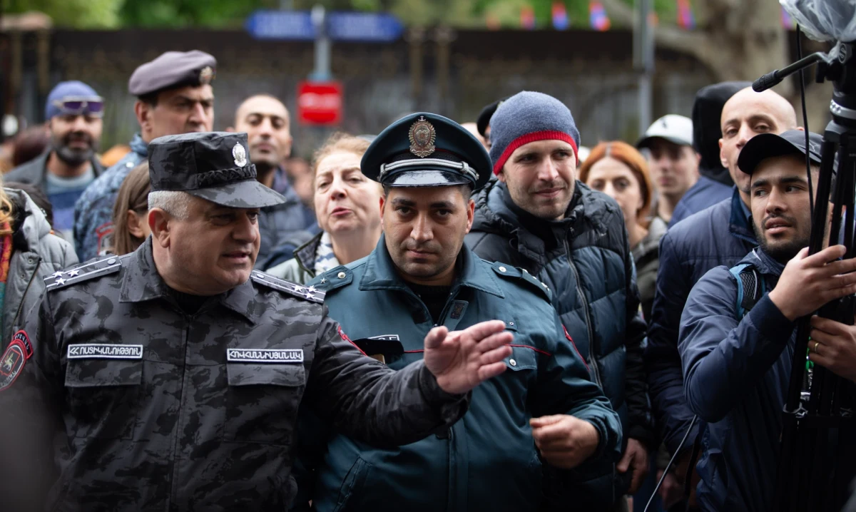 Władze Armenii zatrzymały w środę znanego duchownego chrześcijańskiego, arcybiskupa Bagrata Galstaniana, i zarzuciły mu spisek w celu obalenia rządu. To już drugi w tym miesiącu przypadek zatrzymania znanego oponenta rządu po porosyjsko-amerykańskim miliarderze z branży nieruchomości Samwelu Karapetianie, któremu zarzucono publiczne wzywanie do przejęcia władzy.