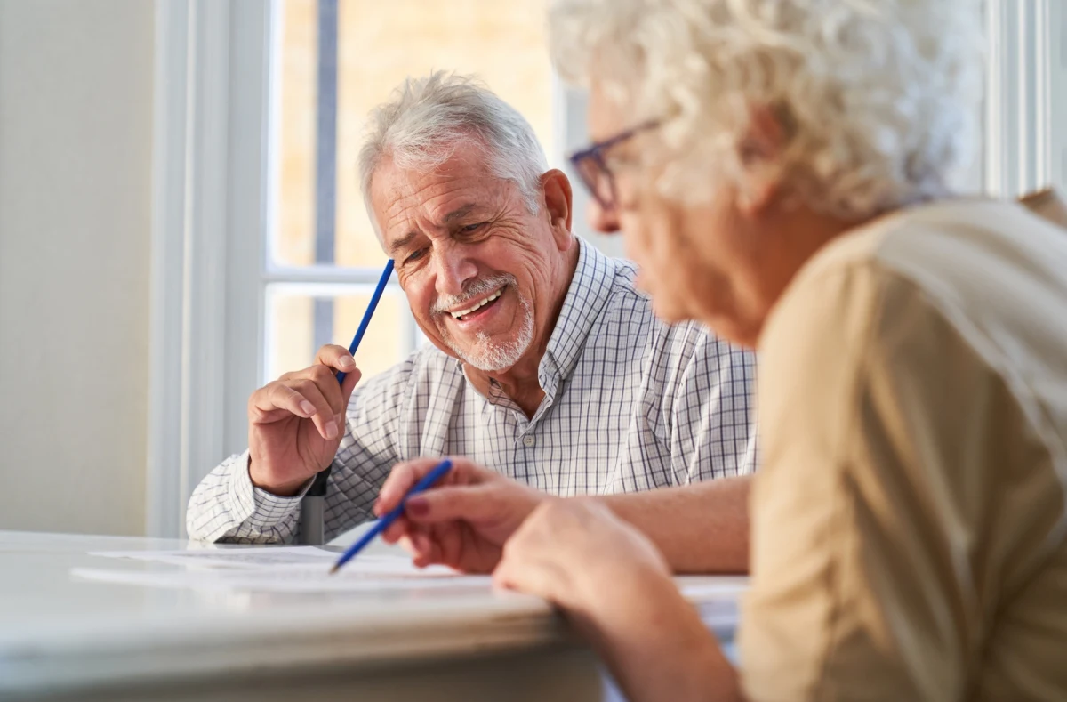 Lepsze samopoczucie może pomóc zmniejszyć ryzyko utraty pamięci w średnim wieku - informuje recenzowane pismo "Aging & Mental Health". Badanie przeprowadzili naukowcy z University College London, którzy przez 16 lat obserwowali 10 760 mężczyzn i kobiet w wieku powyżej 50 lat. Uczestnicy byli oceniani pod kątem dobrostanu i pamięci co dwa lata - łącznie dziewięć razy w ciągu 16-letniego okresu badania, sięgającego 2002 roku.