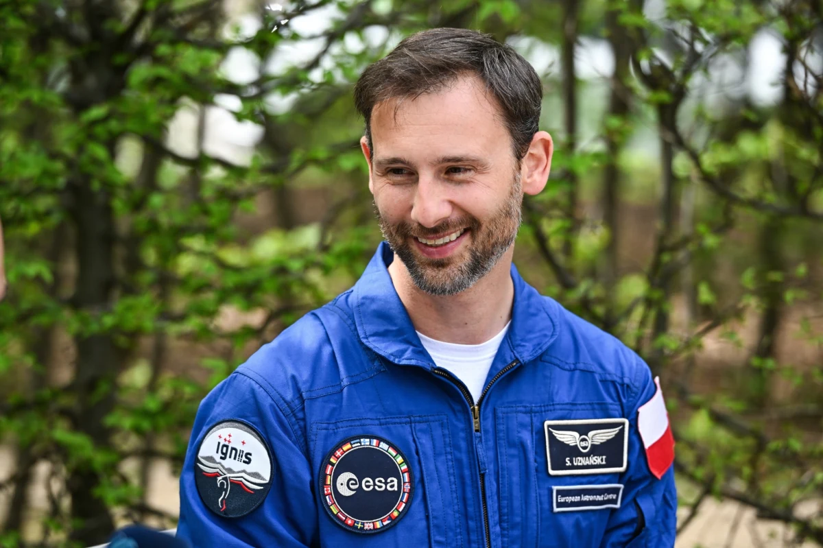 Ma 41 lat, ukończył łódzkie liceum, a potem Politechnikę Łódzką, a teraz właśnie przeszedł do historii. Sławosz Uznański-Wiśniewski został drugim Polakiem, który poleciał w Kosmos. Stało się to w środę 25 czerwca 2025 roku. Start misji odbył się z Kennedy Space Center na przylądku Canaveral na Florydzie. Rakieta Falcon 9 firmy SpaceX wyniosła na orbitę kapsułę Dragon z czteroosobową załogą.