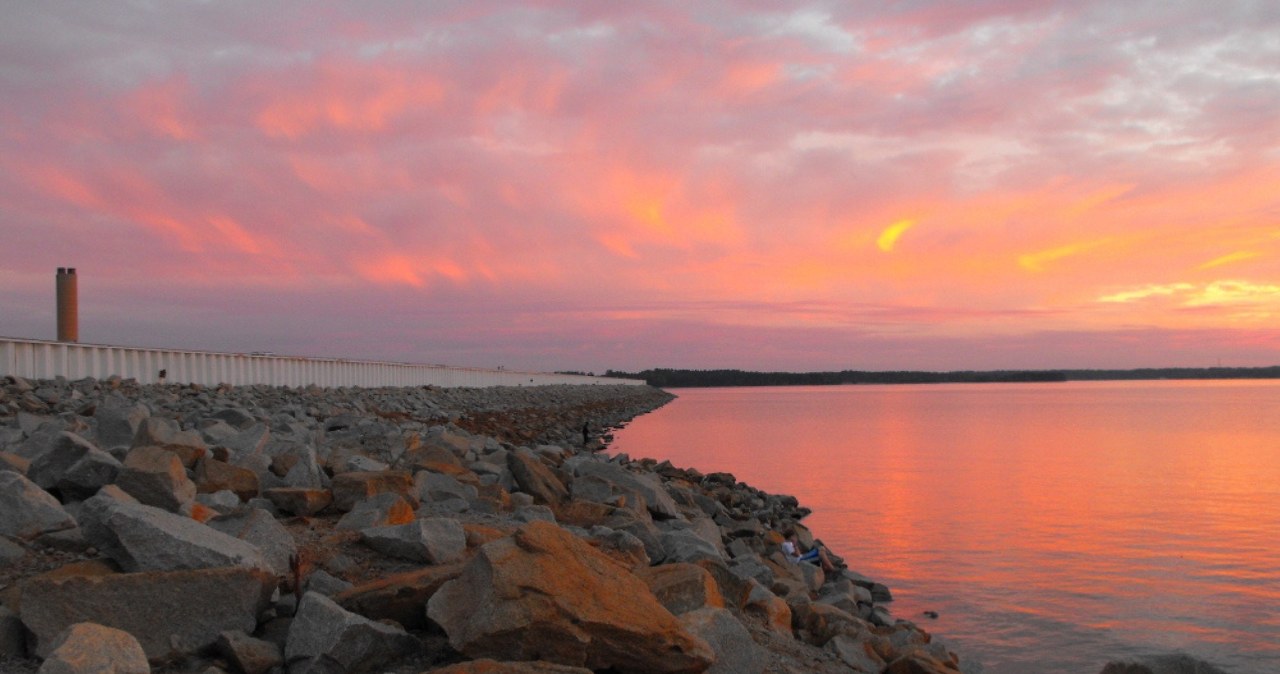 Kąpali się w jeziorze, gdy uderzył piorun. Prąd rozszedł się po wodzie