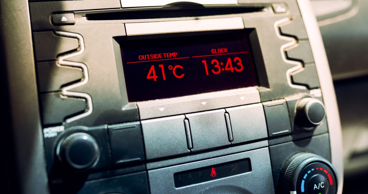 Prosty patent na schłodzenie auta. Działa lepiej niż osłona na szybę