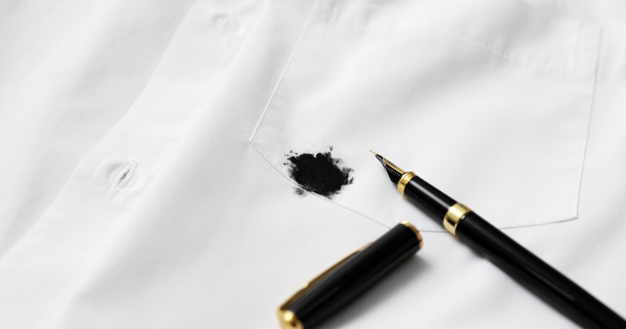 Wyjmij z kosmetyczki i spryskaj ubranie. Plamy z długopisu znikną w mgnieniu oka