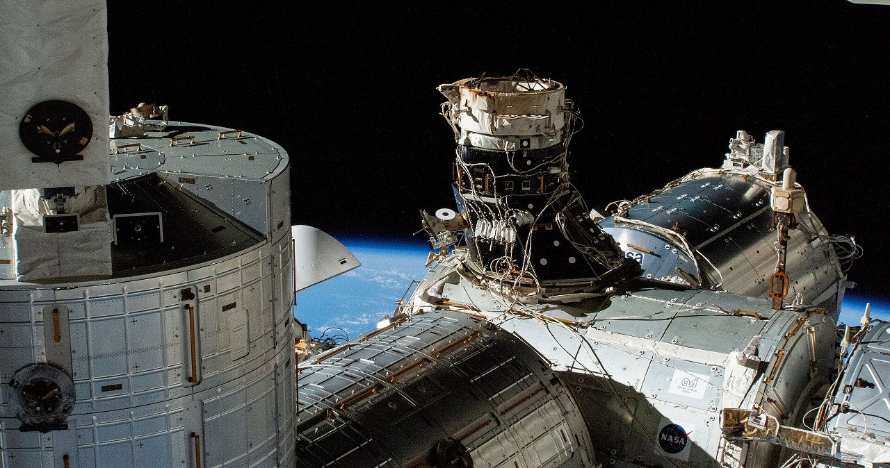 W którym miejscy kapsuła Dragon połączy się z ISS? Tędy przejdą astronauci