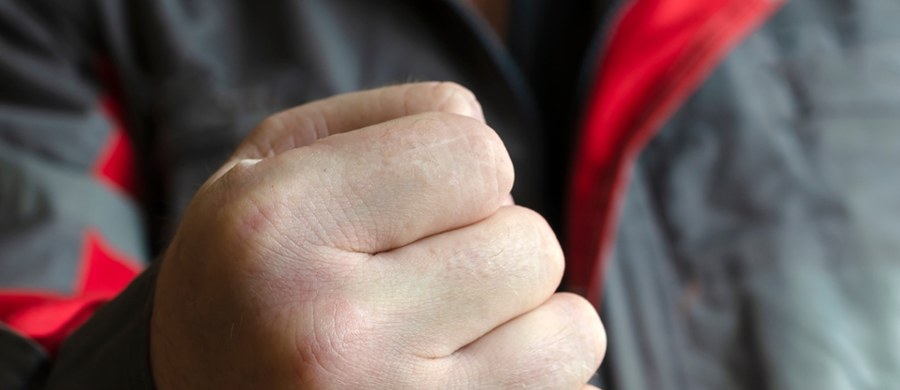Bytomscy policjanci zatrzymali 44-latka podejrzewanego o brutalne napady na ludzi odwiedzających cmentarze. Mężczyzna trafił na trzy miesiące do aresztu.