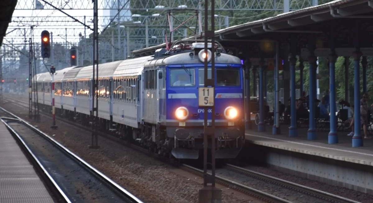 Linia kolejowa nr 1 na odcinku Koluszki – Częstochowa będzie remontowana. Inwestycja wyceniona na 400 mln zł ma przyspieszyć czas podróży pociągiem z Warszawy do Katowic o 10 minut. W środę zapowiedział to minister infrastruktury Dariusz Klimczak. Polityk mówił także o zbliżającym się remoncie fragmentu trasy S8.