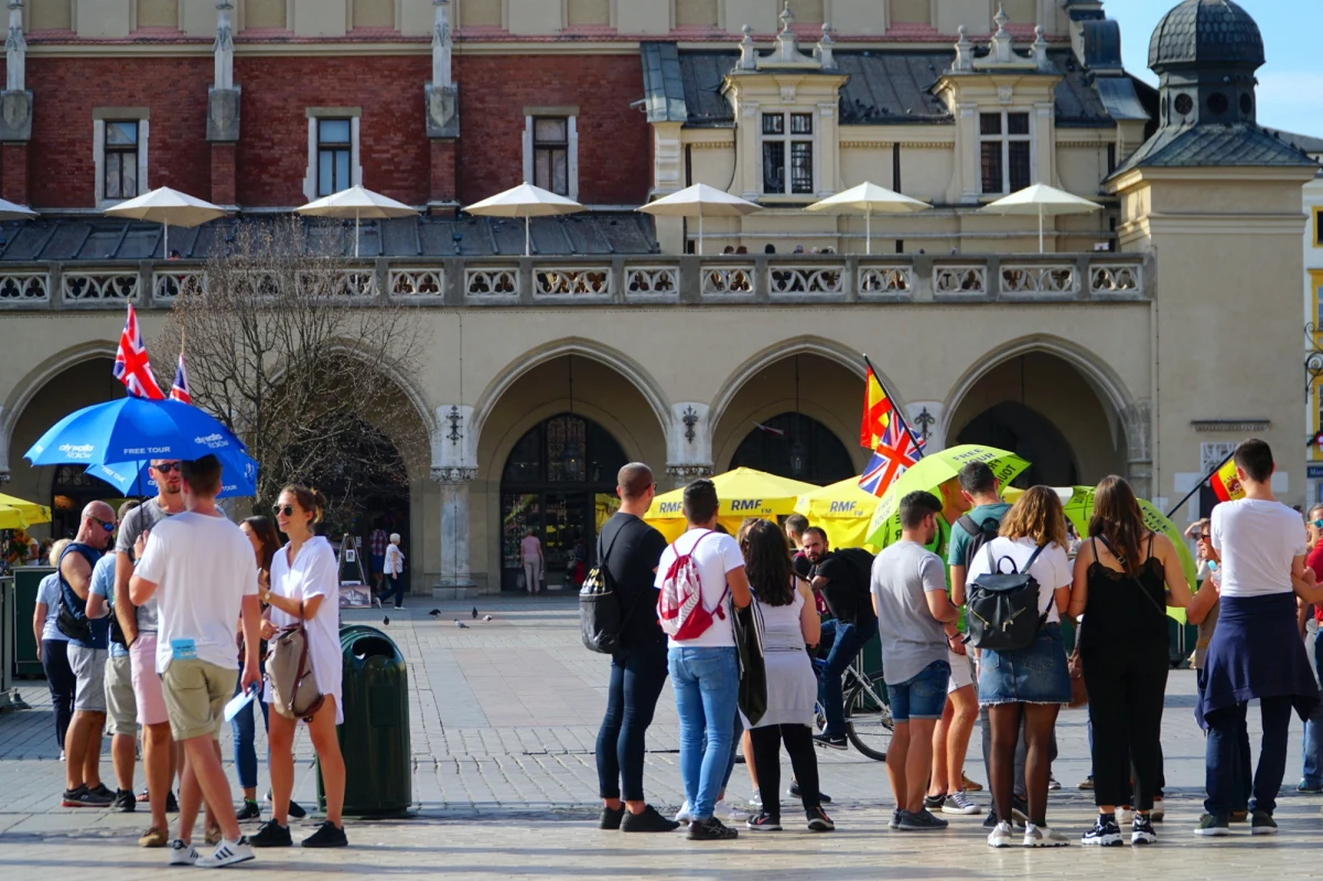 Polska coraz chętniej odwiedzana przez turystów - takie wnioski płyną z najnowszych danych Głównego Urzędu Statystycznego. W pierwszych trzech miesiącach tego roku z obiektów noclegowych skorzystało aż 8 milionów turystów, notując imponujący wzrost o blisko 13 procent w porównaniu z analogicznym okresem ubiegłego roku. Sprawdźmy, które regiony cieszyły się największą popularnością i skąd przyjeżdżali goście.