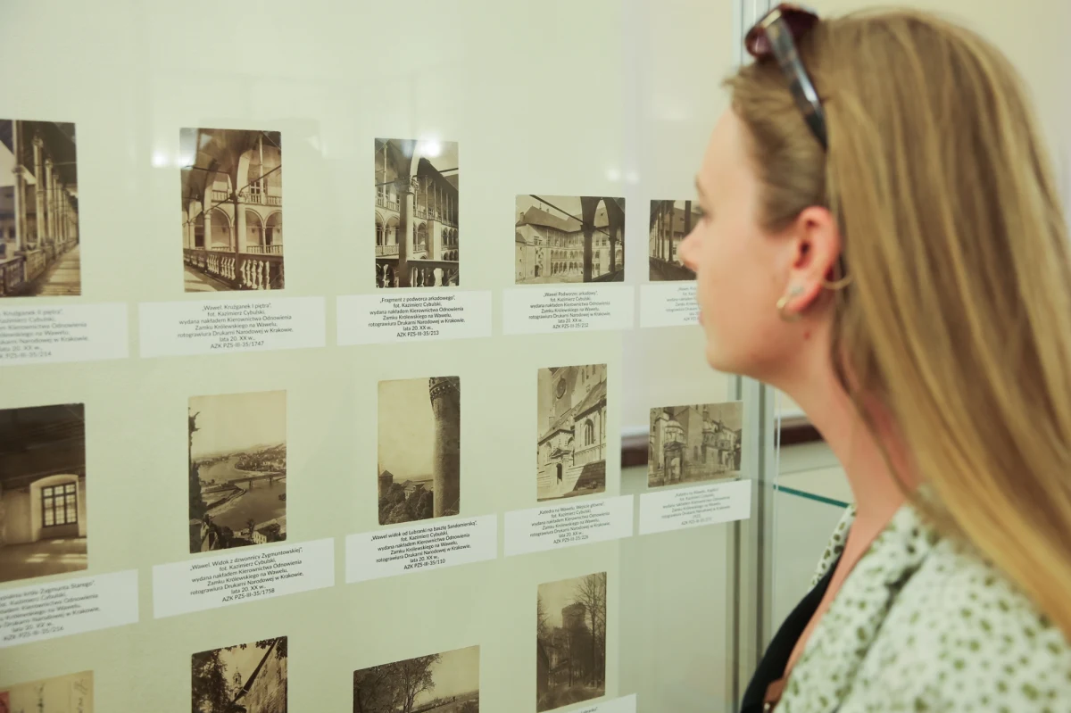Zamek Królewski na Wawelu przygotował nową wystawę. Odwiedzający będą mogli zobaczyć ponad 700 pocztówek z Wawelem, z przełomu XIX i XX wieku. Wśród eksponatów są pamiątkowe zdjęcia z zamkiem, wysłane w formie pocztówek, a także widokówki z pracami malarzy.