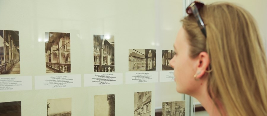 Zamek Królewski na Wawelu przygotował nową wystawę. Odwiedzający będą mogli zobaczyć ponad 700 pocztówek z Wawelem, z przełomu XIX i XX wieku. Wśród eksponatów są pamiątkowe zdjęcia z zamkiem, wysłane w formie pocztówek, a także widokówki z pracami malarzy.