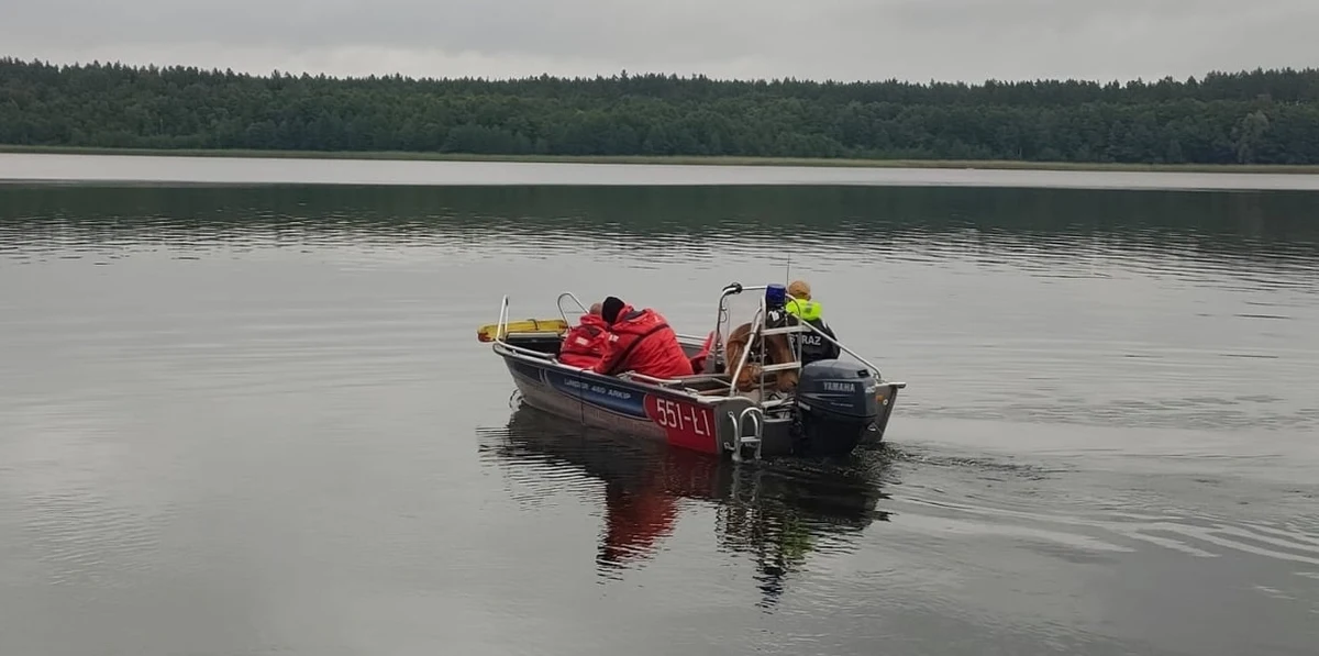 Płetwonurkom straży pożarnej udało się odnaleźć ciała trzech nastolatków, którzy w nocy z wtorku na środę wypłynęli kajakami na jezioro Małszewskie w gminie Jedwabno (woj. warmińsko-mazurskie). Ich zniknięcie zgłosili koledzy, z którymi zaginieni przebywali w wynajętym domku letniskowym.