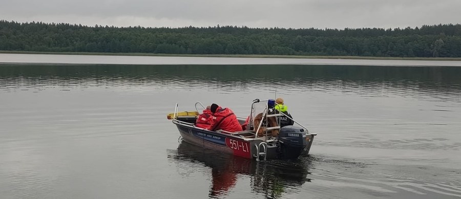Płetwonurkom straży pożarnej udało się odnaleźć ciała trzech nastolatków, którzy w nocy z wtorku na środę wypłynęli kajakami na jezioro Małszewskie w gminie Jedwabno (woj. warmińsko-mazurskie). Ich zniknięcie zgłosili koledzy, z którymi zaginieni przebywali w wynajętym domku letniskowym.