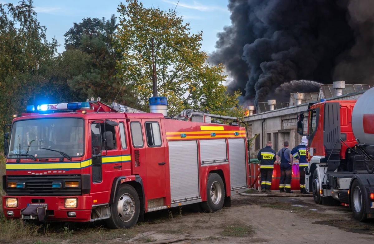 W środę przed godz. 17 wybuchł pożar w dużej hali produkcyjnej w Polkowicach (Dolnośląskie). W obiekcie produkowano prefabrykaty z polimerobetonu. Na terenie hali znajdowały się m.in. żywice i utwardzacze. 