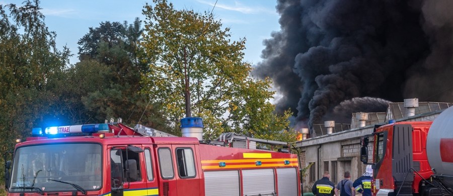 W środę przed godz. 17 wybuchł pożar w dużej hali produkcyjnej w Polkowicach (Dolnośląskie). W obiekcie produkowano prefabrykaty z polimerobetonu. Na terenie hali znajdowały się m.in. żywice i utwardzacze. 