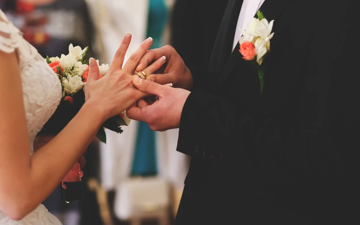 Nowożeńcy z Singapuru padli ofiarą zuchwałej kradzieży podczas własnego wesela. Złodziej ukradł im koperty z prezentami ślubnymi, w których znajdowało się około 40 tysięcy dolarów (146 tysięcy złotych). Sprawcą okazał się były kelner hotelu, który wykorzystał chwilę nieuwagi gości. 