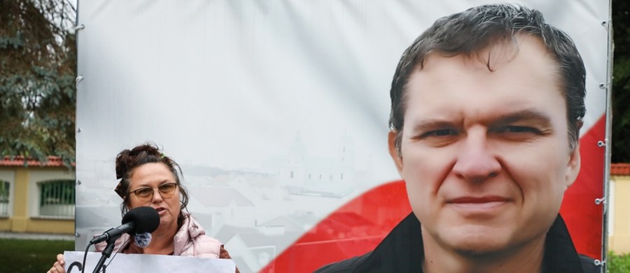 Sprawa więźniów politycznych na Białorusi wciąż musi być nagłaśniana – mówili uczestnicy środowej manifestacji, która odbyła się w Białymstoku w ramach solidarności z Andrzejem Poczobutem. Jeden z liderów mniejszości polskiej na Białorusi od dwóch lat przebywa w kolonii karnej.