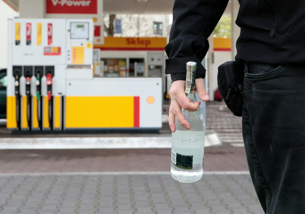 Czy alkohol zniknie ze stacji benzynowych? “Rzeczpospolita” donosi, że jest to jeden ze scenariuszy rozpatrywany przez resort zdrowia, który chce wrócić do tematu ograniczenia sprzedaży alkoholu.