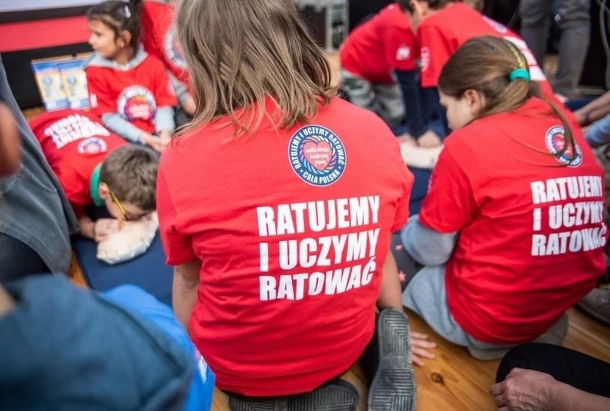 "Jeden, jeden, dwa. Znasz go ty, znam go ja". Tak WOŚP uczy pierwszej pomocy w szkołach